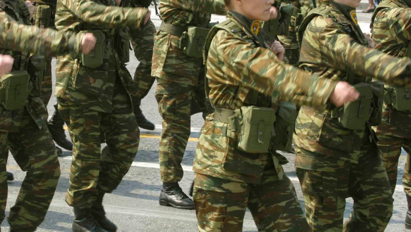 «Κορίτσια στο χακί»: Στήνονται ειδικά κέντρα εκπαίδευσης για στρατιωτική θητεία γυναικών!