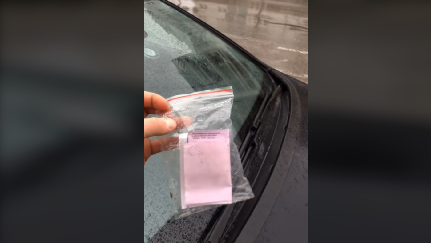 Έπαθε… πλάκα με «αδιάβροχη» κλήση της τροχαίας-Τον «δίκασαν» στα σχόλια για το παρκάρισμα