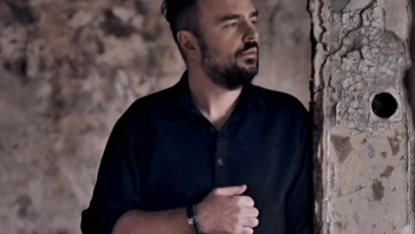 «Να σ’αγαπήσω» τραγουδά και εντυπωσιάζει ο Σπύρος Μακρής