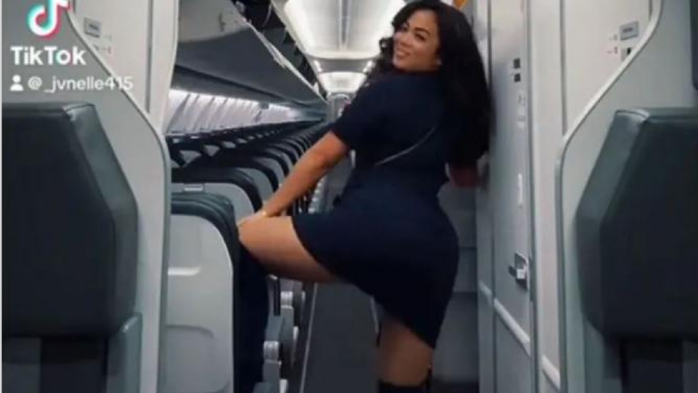 Αεροσυνοδός προσλήφθηκε, έκανε twerking σε αεροπλάνο και... απολύθηκε