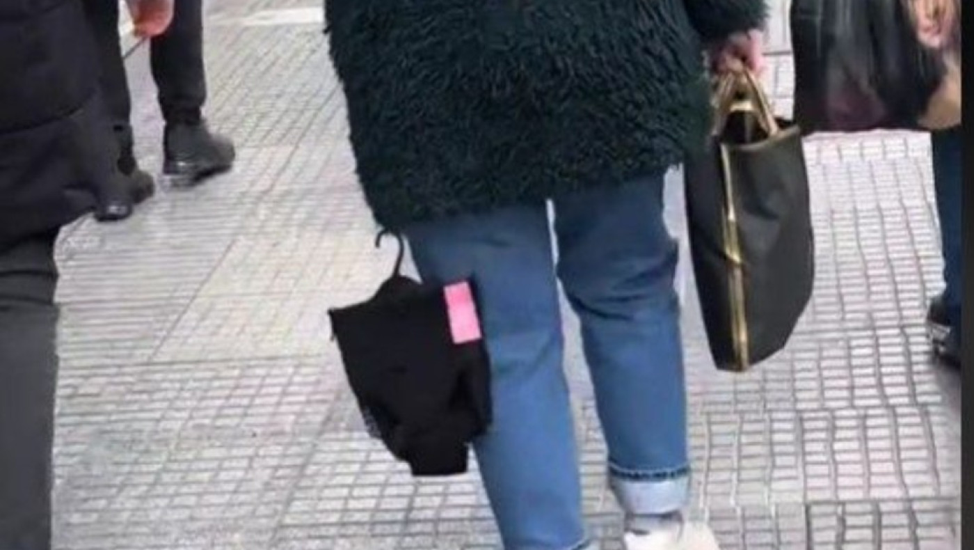 Θεσσαλονίκη: Γυναίκα περπατούσε με... εσώρουχο κρεμασμένο στο μπουφάν της