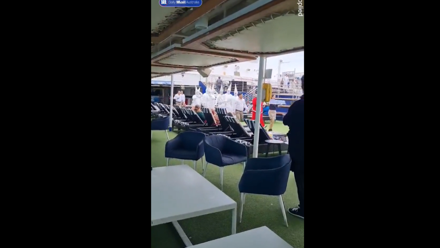 Αυστραλία: Αναστάτωση σε κρουαζιερόπλοιο, το προσωπικό εμφανίστηκε με στολές «Κου Κλουξ Κλαν»