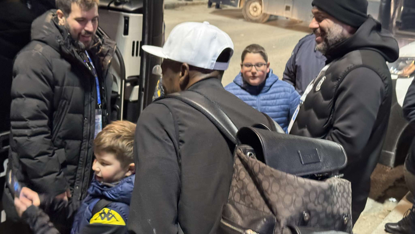 Φωτογραφίες: Νεαροί φίλοι του Άρη έβγαλαν selfies με παίκτες του ΠΑΟΚ