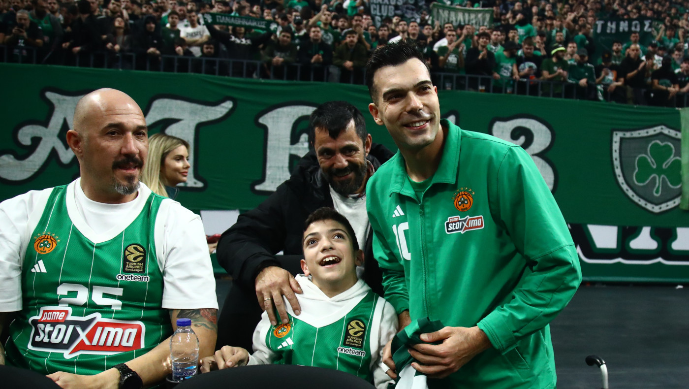 Παναθηναϊκός: Ο Γιάννης Παπαστεφανάκης παρέλαβε μια υπογεγραμμένη φανέλα από τον Κώστα Σλούκα και αποθεώθηκε