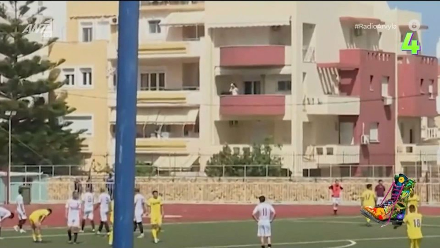 Χίος: Αμυντικός έδιωξε την μπάλα και κατέληξε σε... μπαλκόνι