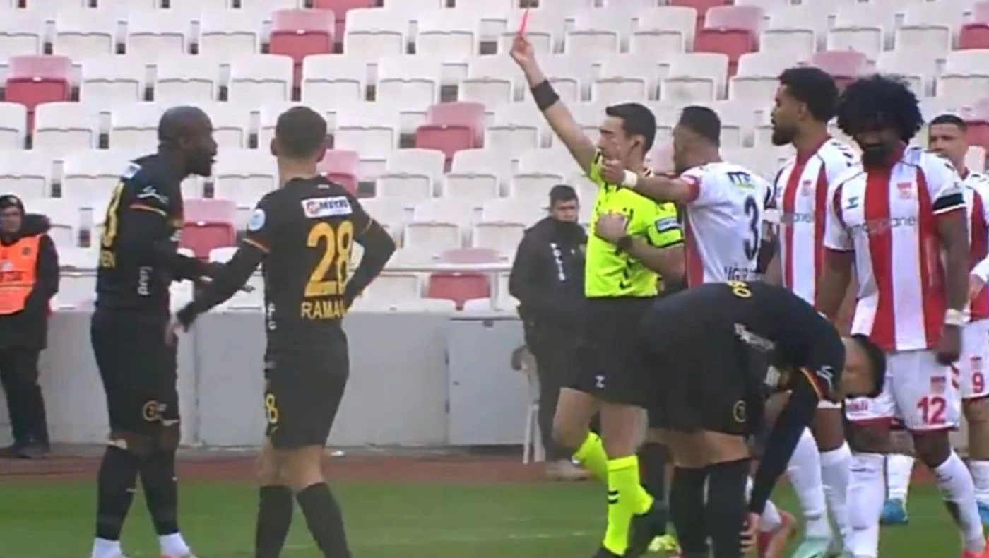 Ο επιθετικός της Καϊσέρισπορ χαστούκισε συμπαίκτη του για ένα φάουλ!