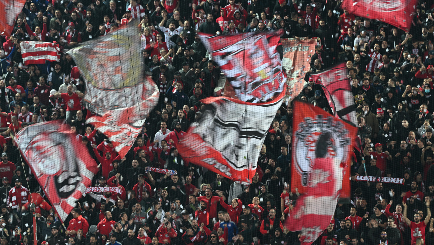 Πανό για το έγκλημα των Τεμπών από τους οπαδούς του Ολυμπιακού