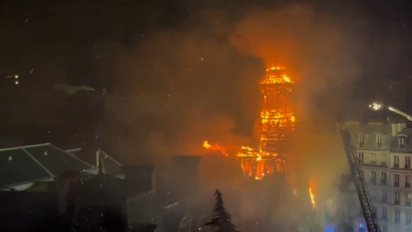 Παρίσι: Μεγάλη φωτιά στο δημαρχείο, φόβοι για κατάρρευση!