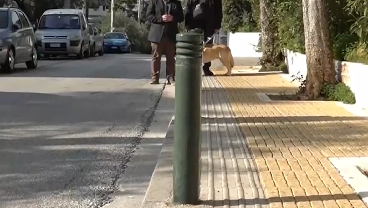 Αγία Παρασκευή: «Μπετόν» τα κολονάκια... στις οδεύσεις τυφλών!