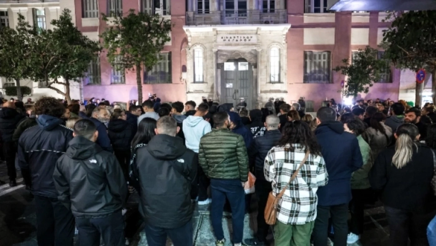 Στη φυλακή η μητέρα και ο πατριός του 3χρονου που βασανίστηκε στο Ηράκλειο: Υπό «πολιορκία» τα δικαστήρια από οργισμένους πολίτες