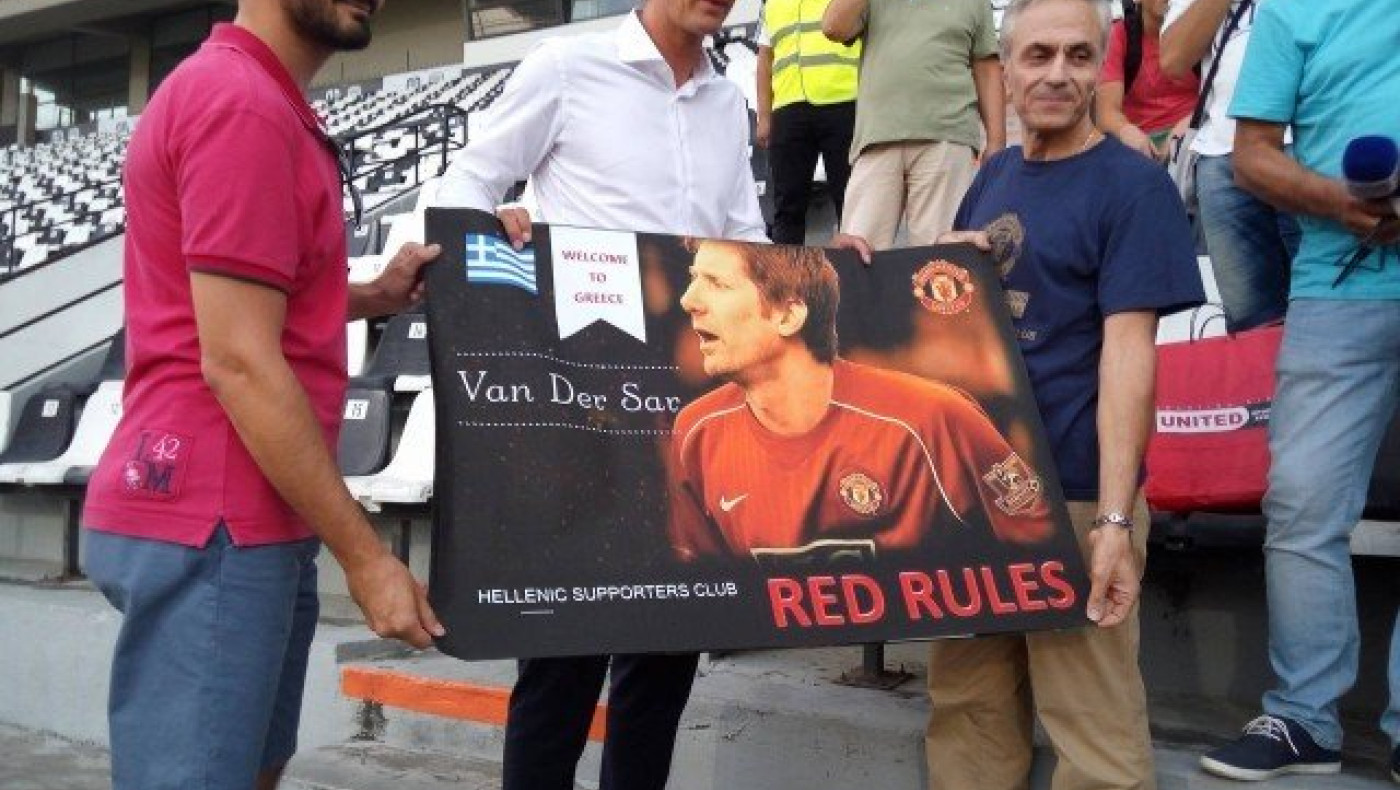 Ο Φαν ντερ Σάρ βραβεύτηκε από τους φίλους της Γιουνάιτεντ στην Τούμπα