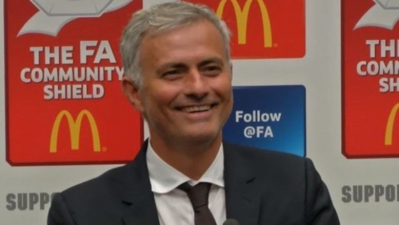 Δημοσιογράφος κοιμήθηκε την ώρα που μιλούσε ο Μουρίνιο (video)