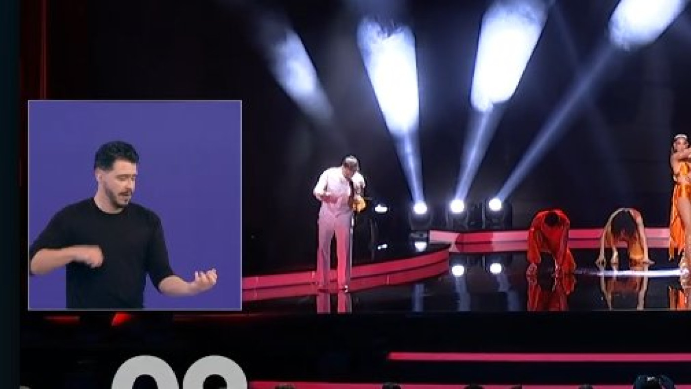 Eurovision 2025: Αποθεώθηκε ο διερμηνέας νοηματικής για την viral απόδοση στο «Ζάρι»