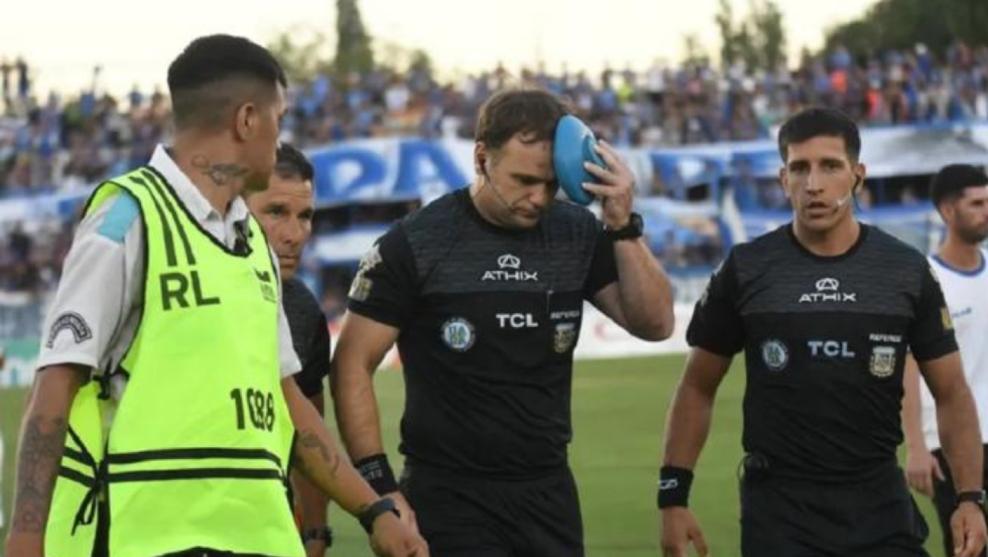 Αργεντινή: Βοηθός διαιτητή δέχτηκε κοντάρι σημαίας στο κεφάλι