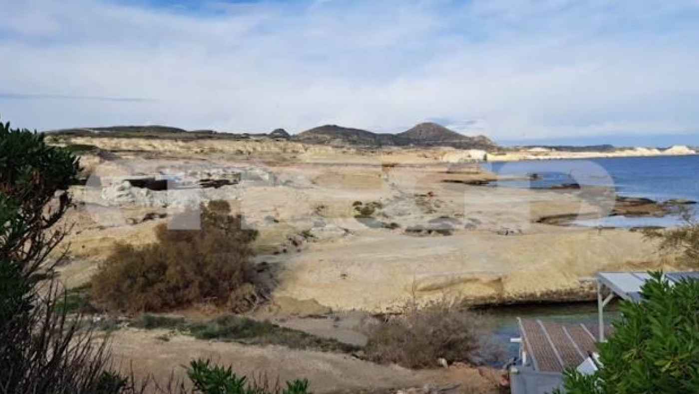 Μήλος: Μπλόκο στις εργασίες για ανέγερση ξενοδοχείου στο Σαρακήνικο