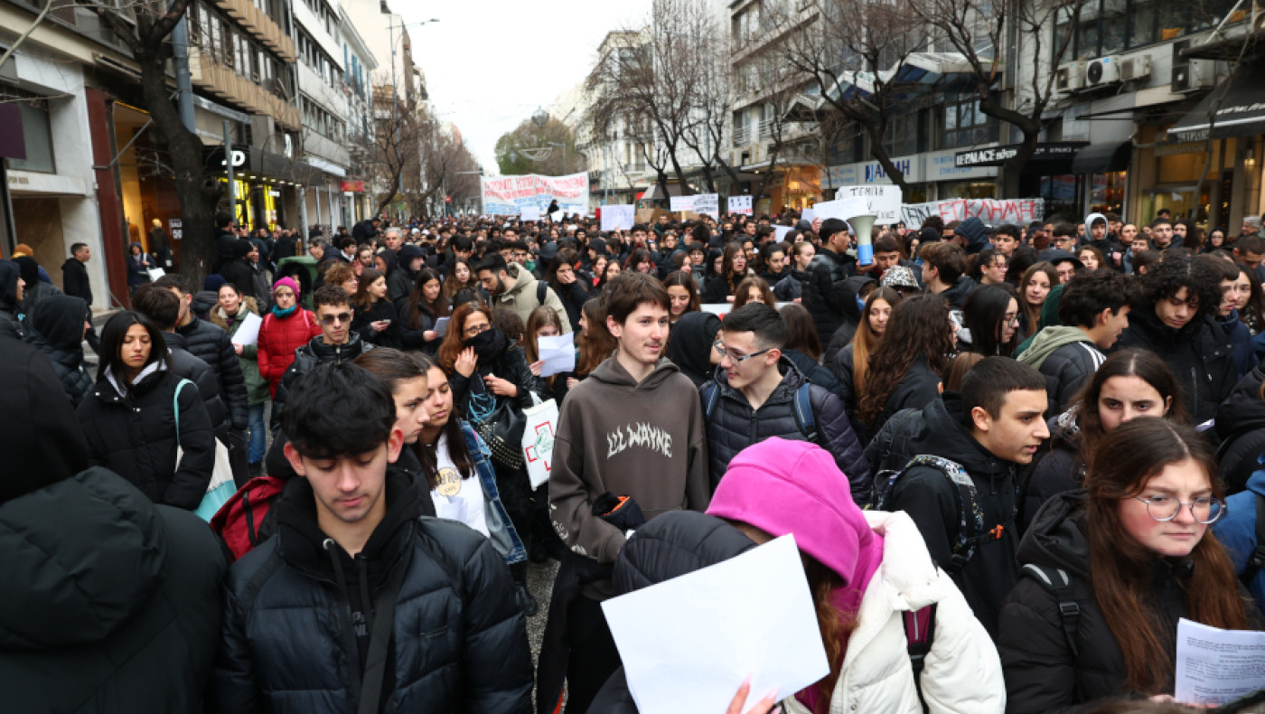 Θεσσαλονίκη: Χιλιάδες μαθητές στην πορεία για τα Τέμπη