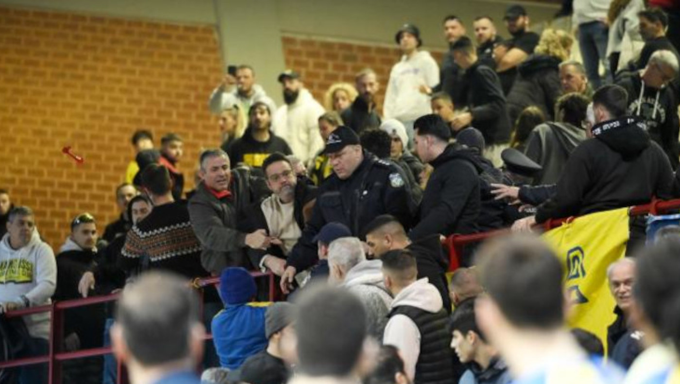 Λαύριο-Μαρούσι: Επεισόδια οπαδών, διακοπή και εκκένωση γηπέδου (vid)