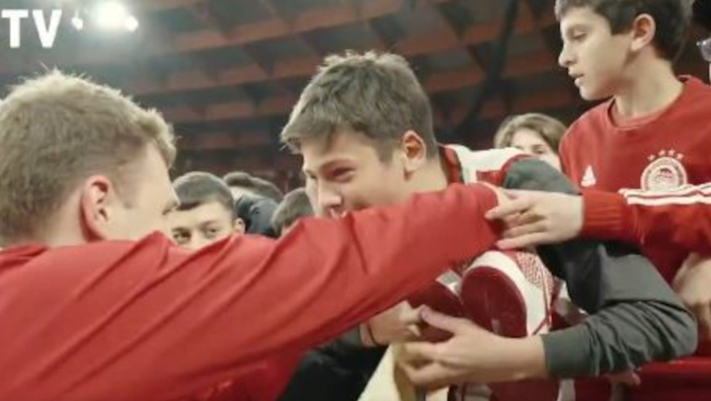 Πανέμορφη στιγμή στο ΣΕΦ: Το δώρο του Βεζένκοφ σε μικρό φίλο του Ολυμπιακού