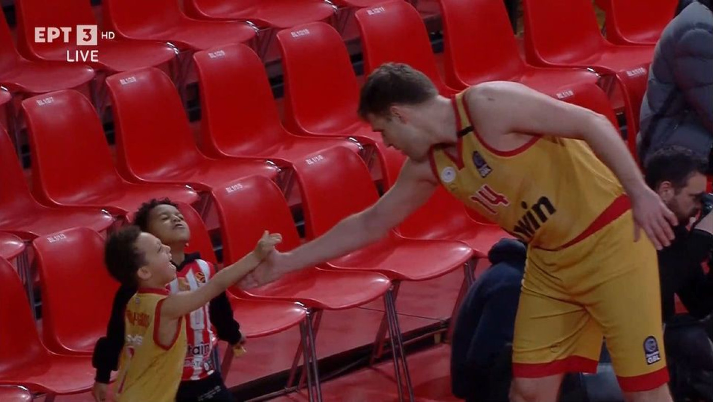 Συναρπαστική στιγμή στο ΣΕΦ: Ο Βεζένκοφ σκοράρει και πανηγυρίζει με τους γιους των Φουρνιέ και Γκος