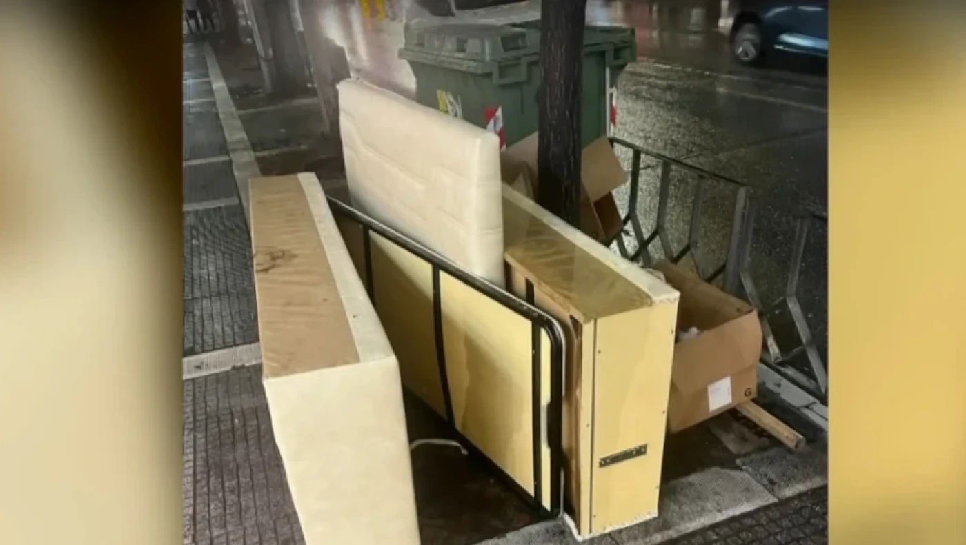 Θεσσαλονίκη: «Ραβασάκι» 1500 ευρώ γιατί πέταξε καναπέ στην Τσιμισκή