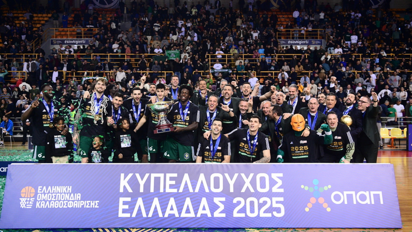 Κύπελλο Ελλάδας-Final 8: Η απονομή του Κυπέλλου στον Παναθηναϊκό από τον Νίκο Γκάλη