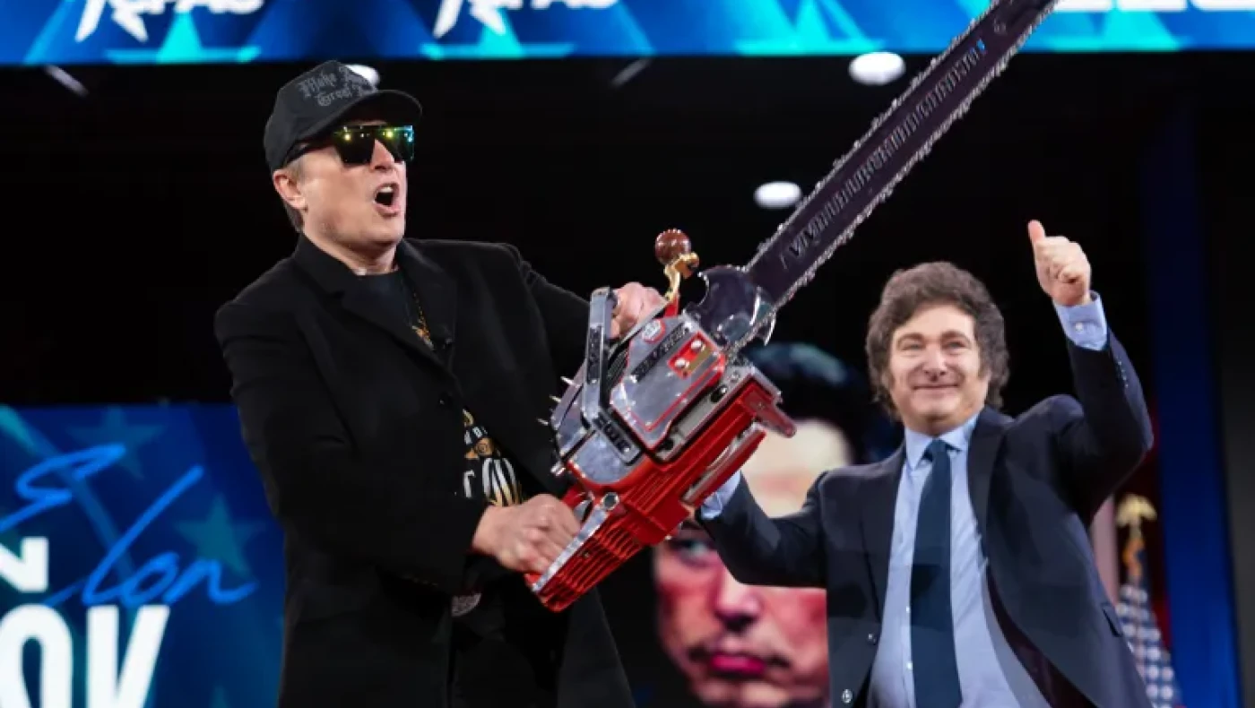 Μασκ: Κρατούσε… αλυσοπρίονo για τις «περικοπές» στο αμερικανικό δημόσιο