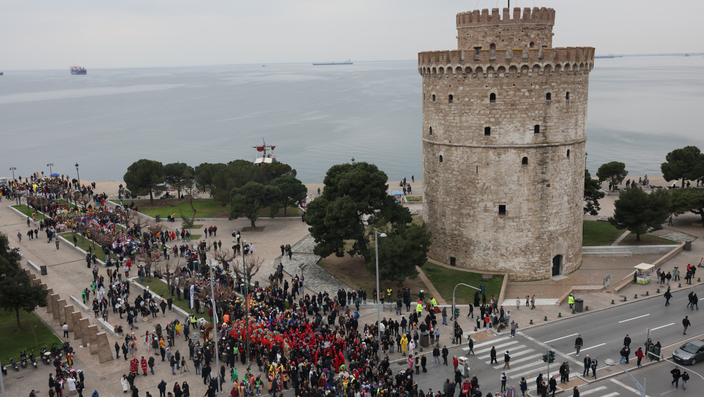 Θεσσαλονίκη: Χιλιάδες συμμετέχοντες στις καρναβαλικές εκδηλώσεις (pics, vid)