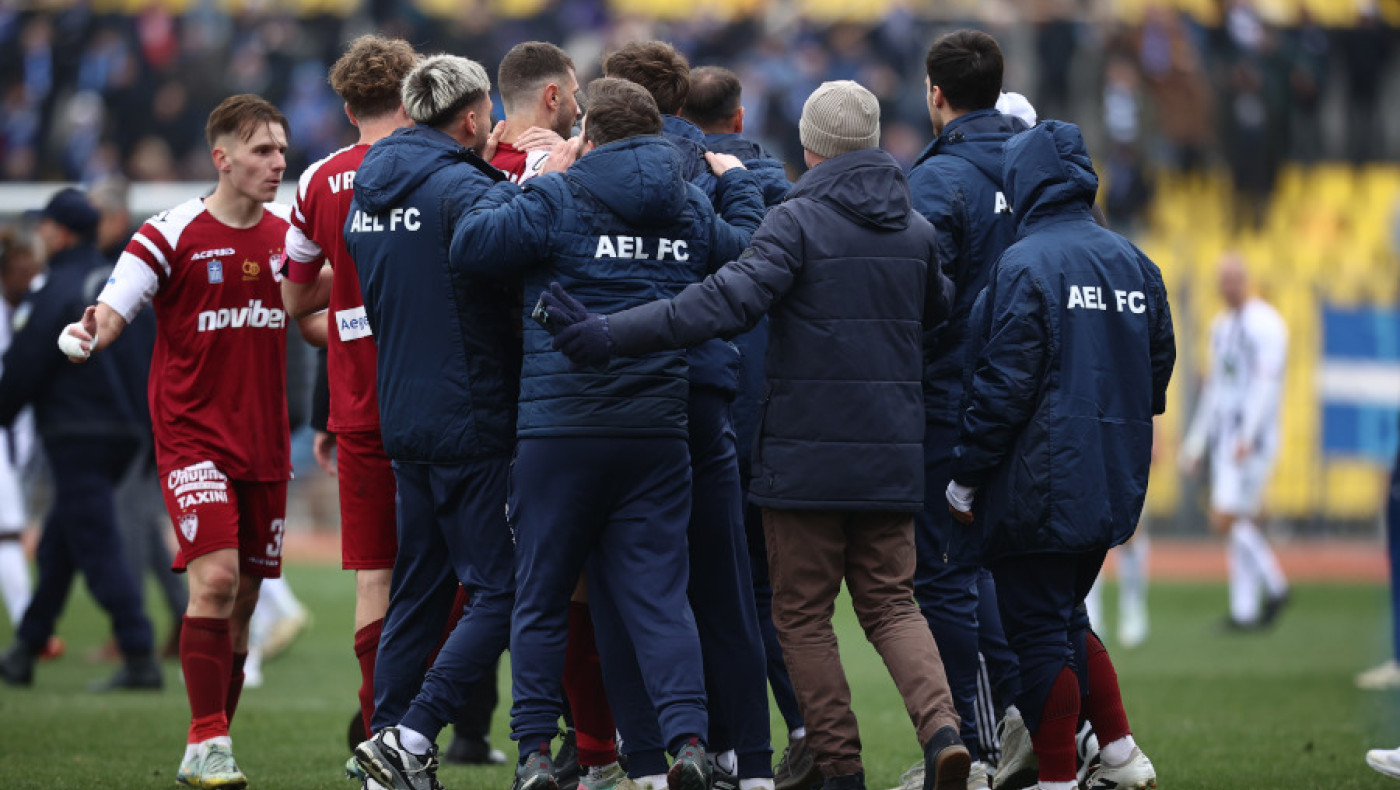 Ηρακλής-ΑΕΛ: Η αποχώρηση του Αχιλλέα Νταβέλη και της... συνοδείας του