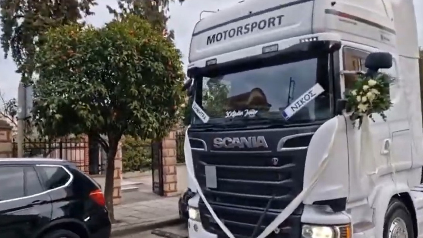 Απίστευτο σκηνικό: Νύφη πήγε στον γάμο της με τράκτορα νταλίκας!