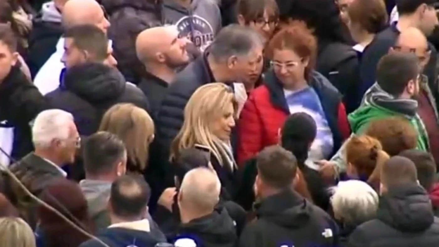 Καρυστιανού: Υποδοχή με θερμό χειροκρότημα στο Σύνταγμα