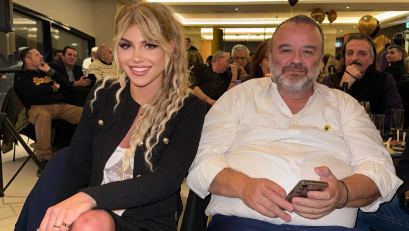 Ποια είναι η εντυπωσιακή ξανθιά τραγουδίστρια δίπλα στον Μάριο Ηλιόπουλο