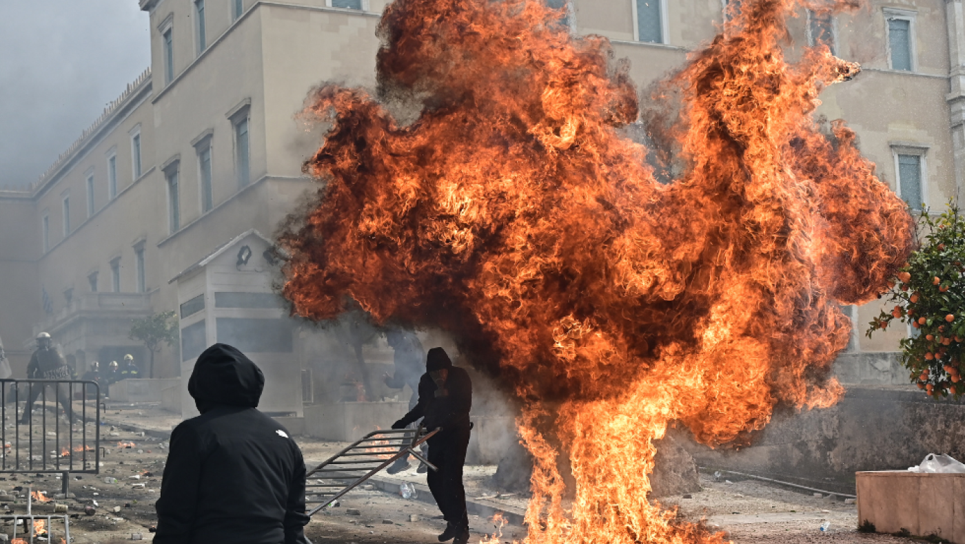 Αθήνα: Κουκουλοφόροι ξεκίνησαν επεισόδια στο Σύνταγμα