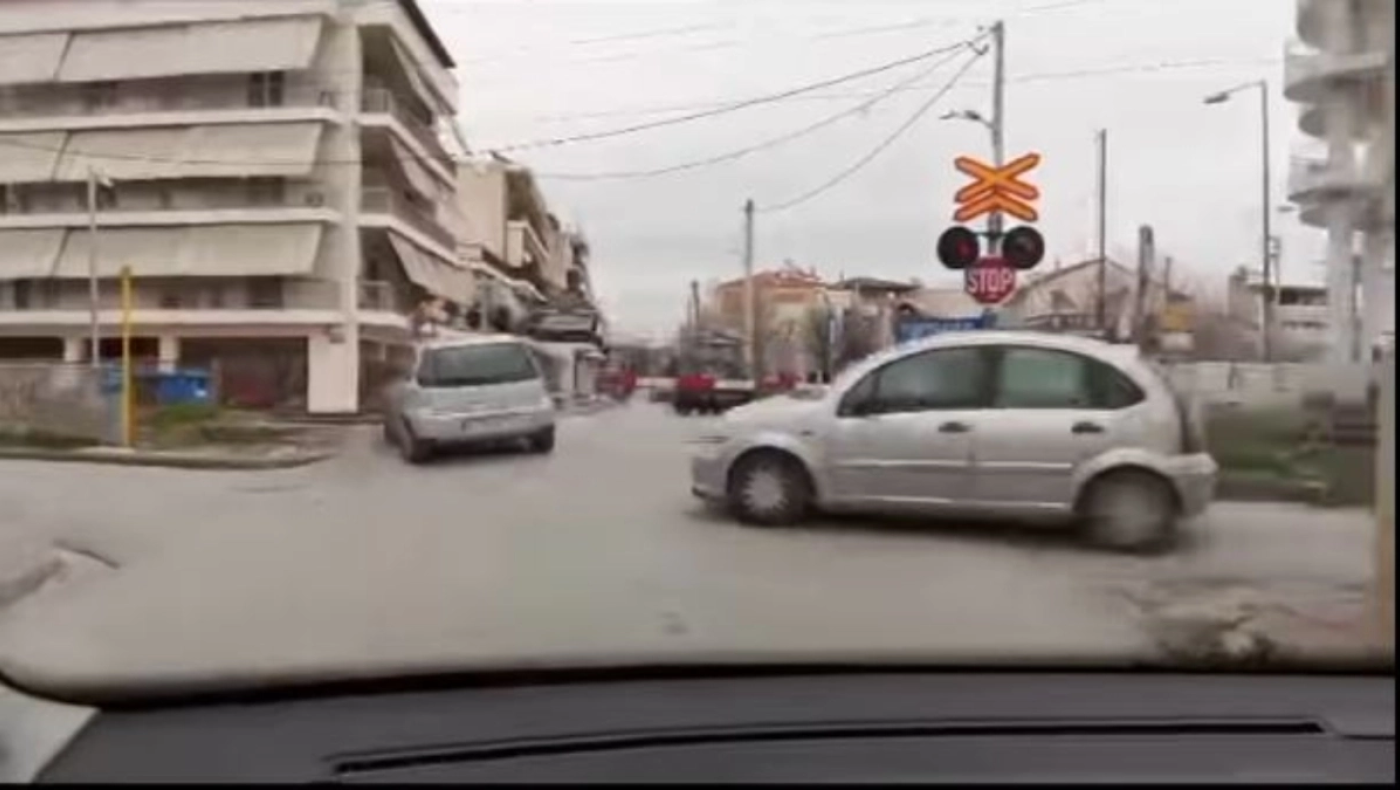 Λάρισα: Οδηγοί περνούν με ζιγκ-ζαγκ σιδηροδρομική διάβαση!