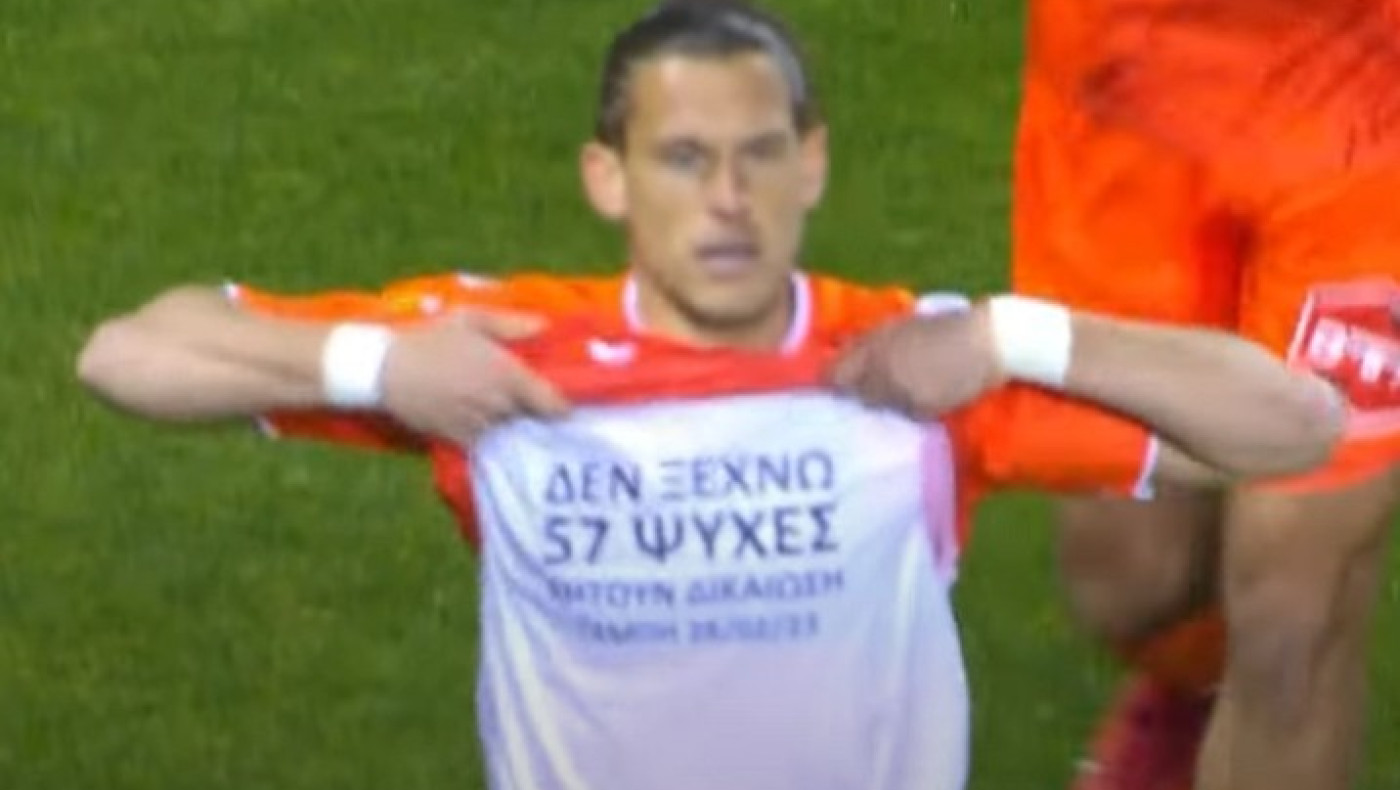Χρήστος Γιούσης: Αφιέρωσε το γκολ του στα θύματα των Τεμπών, κέρδισε το χειροκρότημα των αντιπάλων