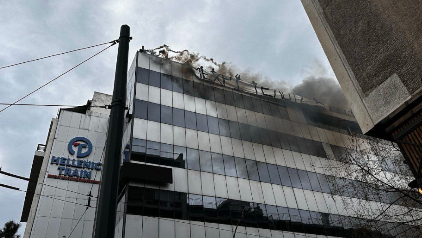 Τέμπη: Μέλη του Ρουβίκωνα στην ταράτσα του κτηρίου της Hellenic Train