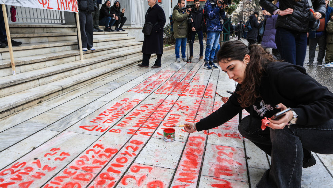 Θέμα του Guardian για Τέμπη: «Δημόσια οργή στην Ελλάδα...»