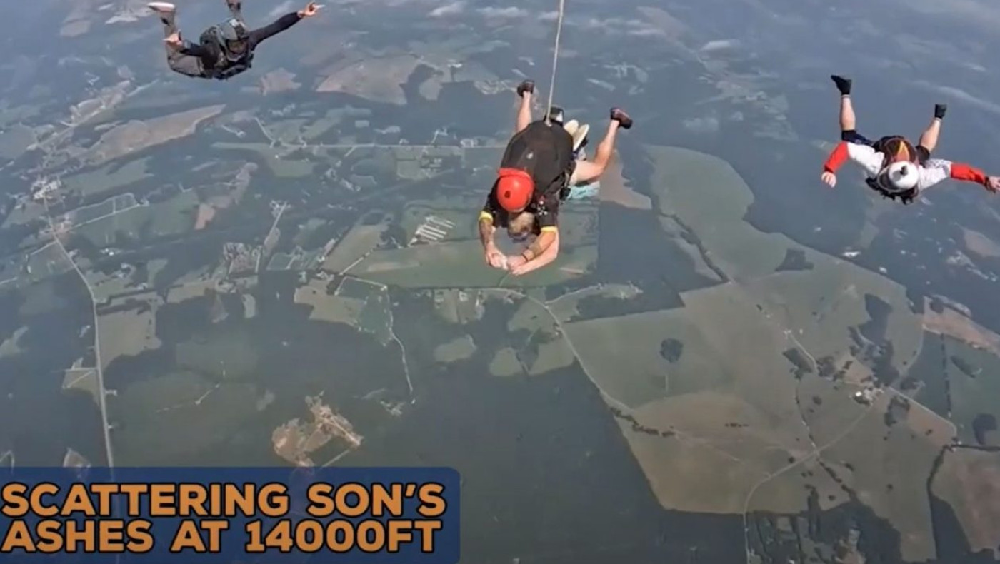 Μητέρα έκανε ελεύθερη πτώση για να σκορπίσει τις στάχτες του γιου της από τα 14.000 πόδια