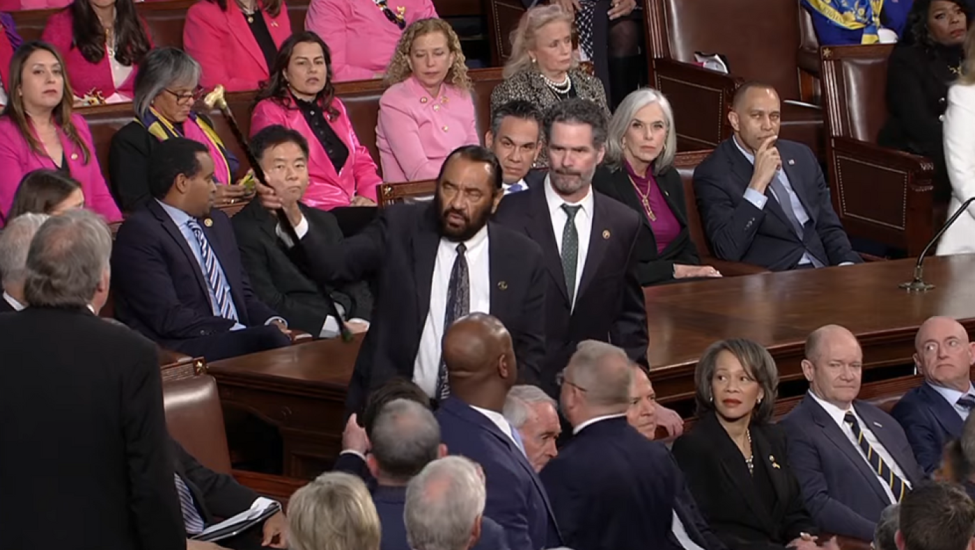 Πέταξαν έξω από το Κογκρέσο βουλευτή που αποδοκίμαζε τον Τραμπ