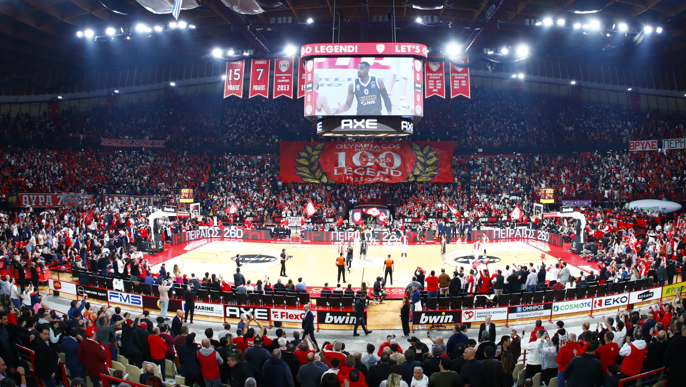 Το εντυπωσιακό κορεό των οπαδών του Ολυμπιακού για τα 100α γενέθλια