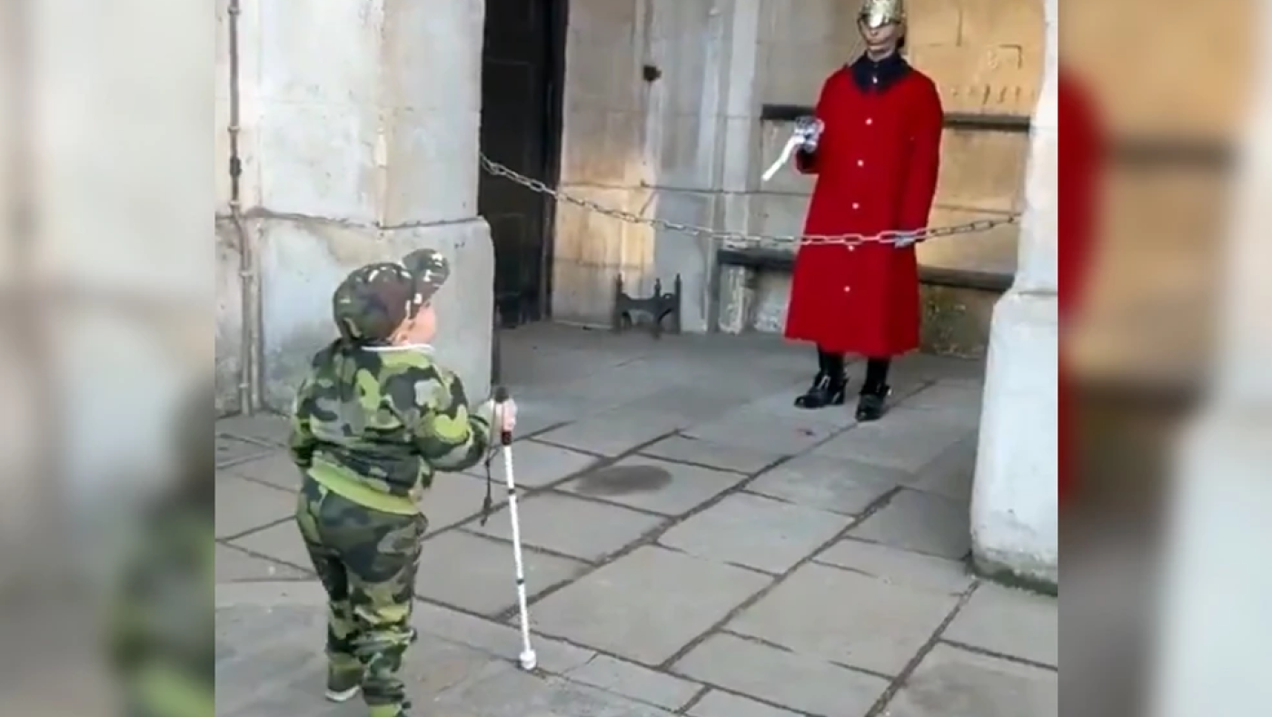 Λονδίνο: Φρουρός «σπάει» το πρωτόκολλο για τυφλό αγοράκι