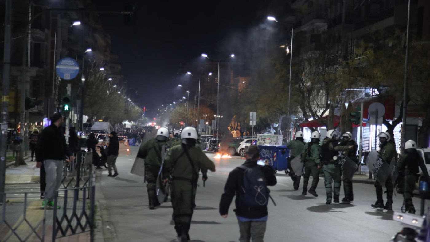 Χάος στην Καμάρα: Συγκρούονται κουκουλοφόροι και αστυνομικές δυνάμεις