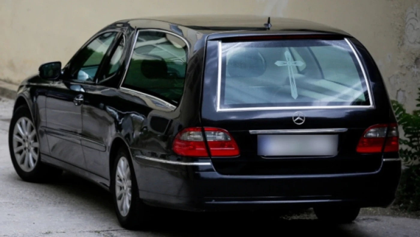 Έγινε κι αυτό: Νεκροφόρα κόλλησε στις λάσπες από... λάθος του GPS!