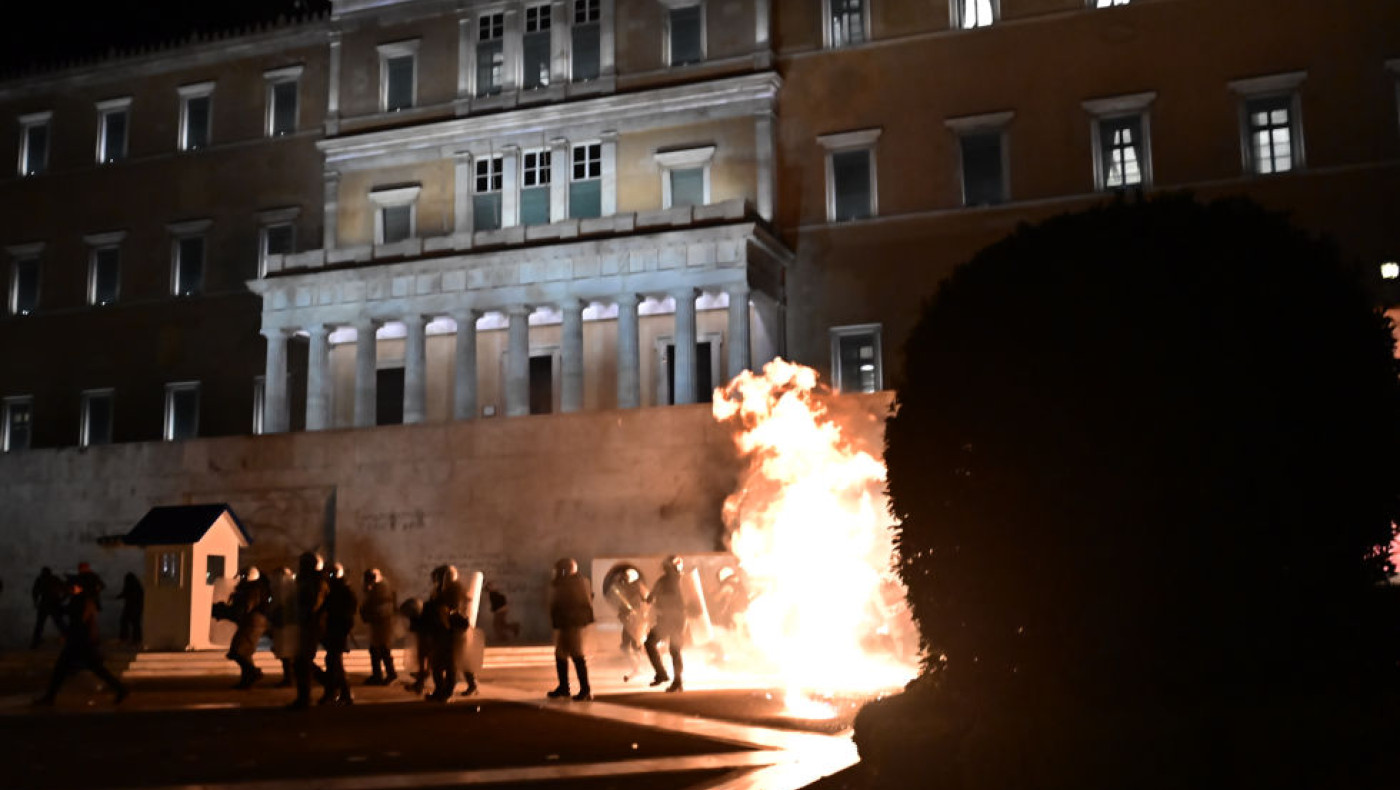 Ένταση έξω από τη Βουλή: Επεισόδια στην πορεία για τα θύματα των Τεμπών