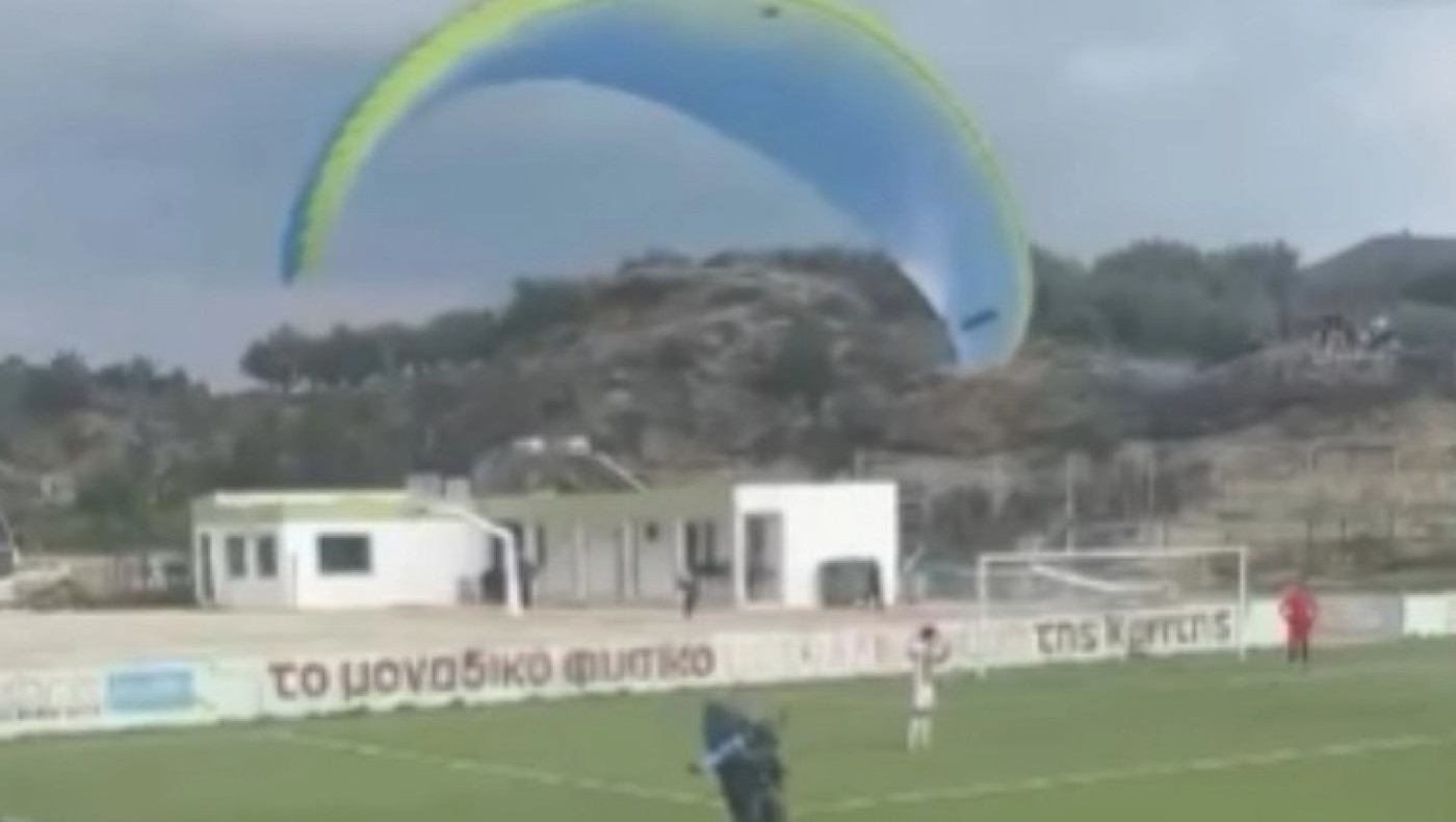 Έγινε και αυτό σε ματς Γ' Εθνικής: Αλεξιπτωτιστής προσγειώθηκε στον αγωνιστικό χώρο!