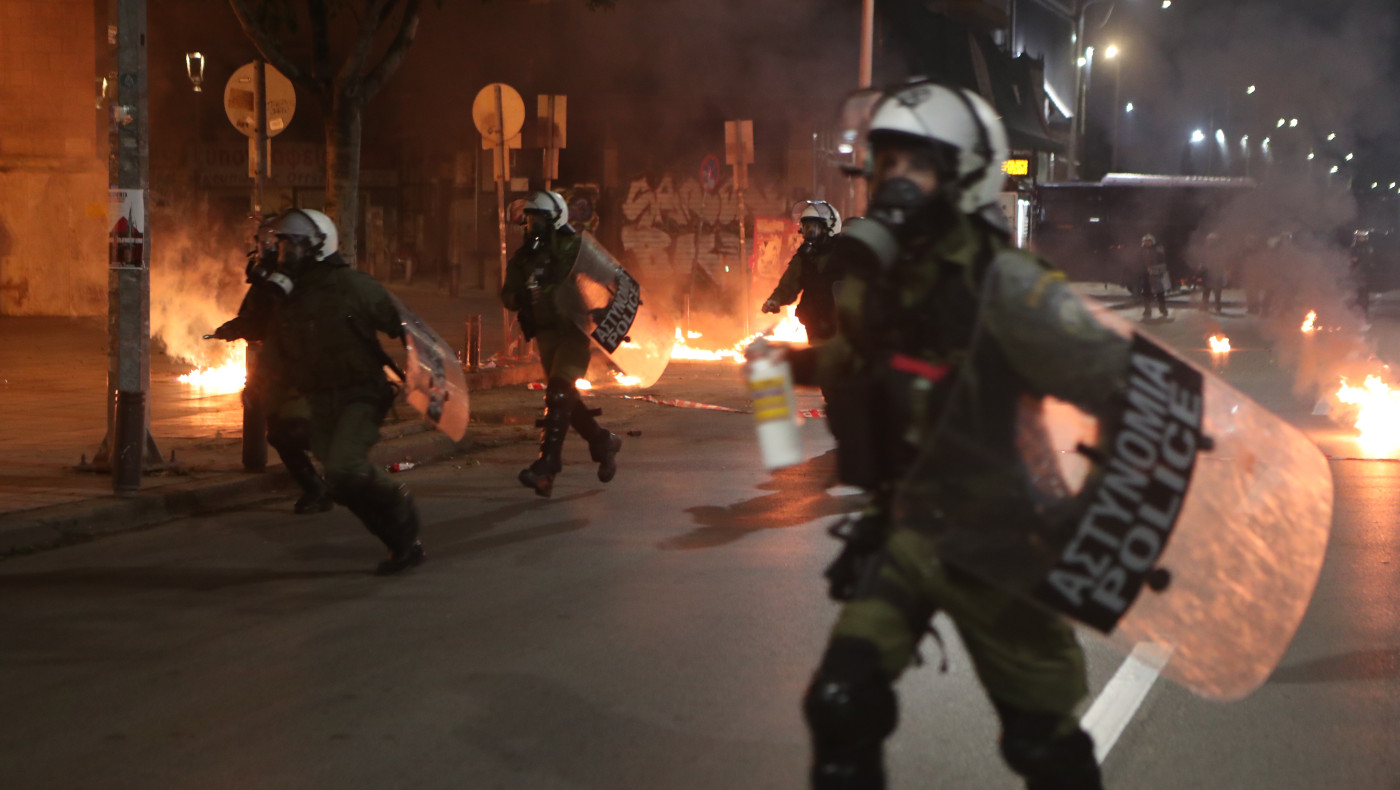 Θεσσαλονίκη: Μπαράζ επεισοδίων μεταξύ ΜΑΤ και κουκουλοφόρων-Τραυματίστηκε αστυνομικός