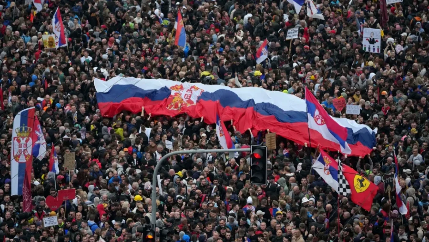 Σερβία: Αυλαία με πέτρες και κροτίδες στο μεγαλειώδες συλλαλητήριο στο Βελιγράδι