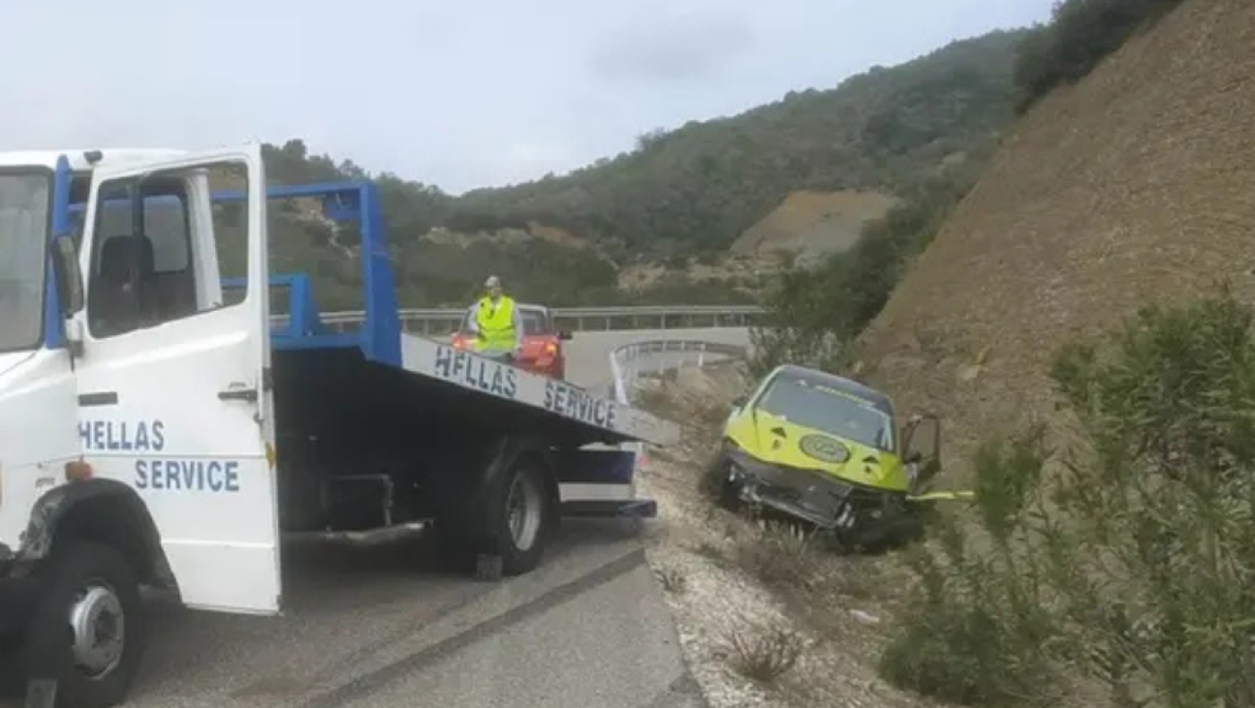 Τρομακτικό τροχαίο στο Αγρίνιο: Αγωνιστικό αυτοκίνητο βγήκε εκτός δρόμου