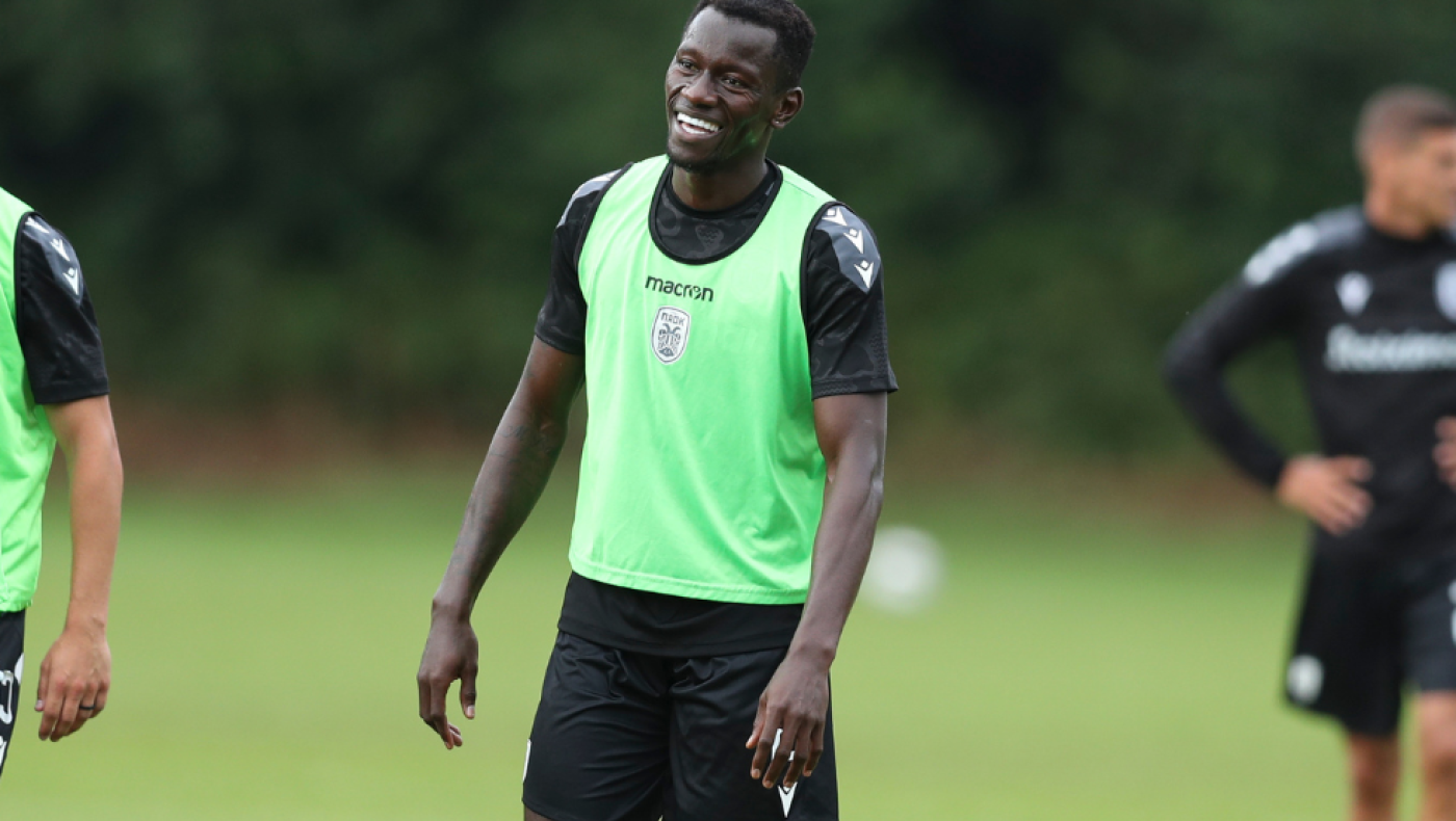 Γουϊνέα με... Καμαρά!