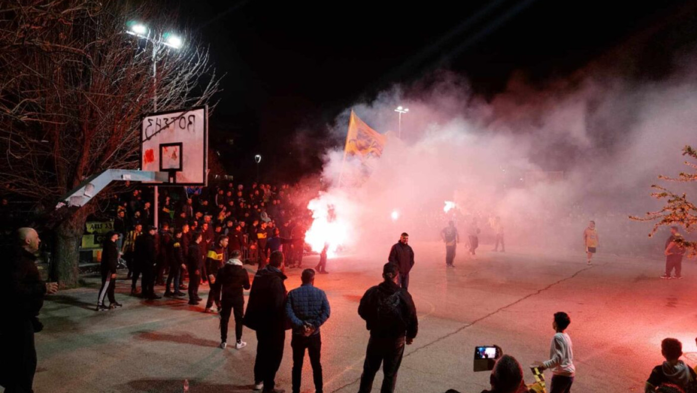 Άρης: Προεόρτια γενεθλίων με καπνογόνα και συνθήματα