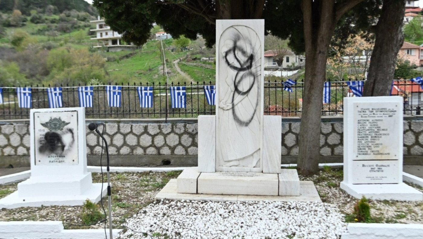 25η Μαρτίου-Δομοκός: Βανδάλισαν το Μνημείο Ηρώων λίγες ώρες πριν τις εορταστικές εκδηλώσεις